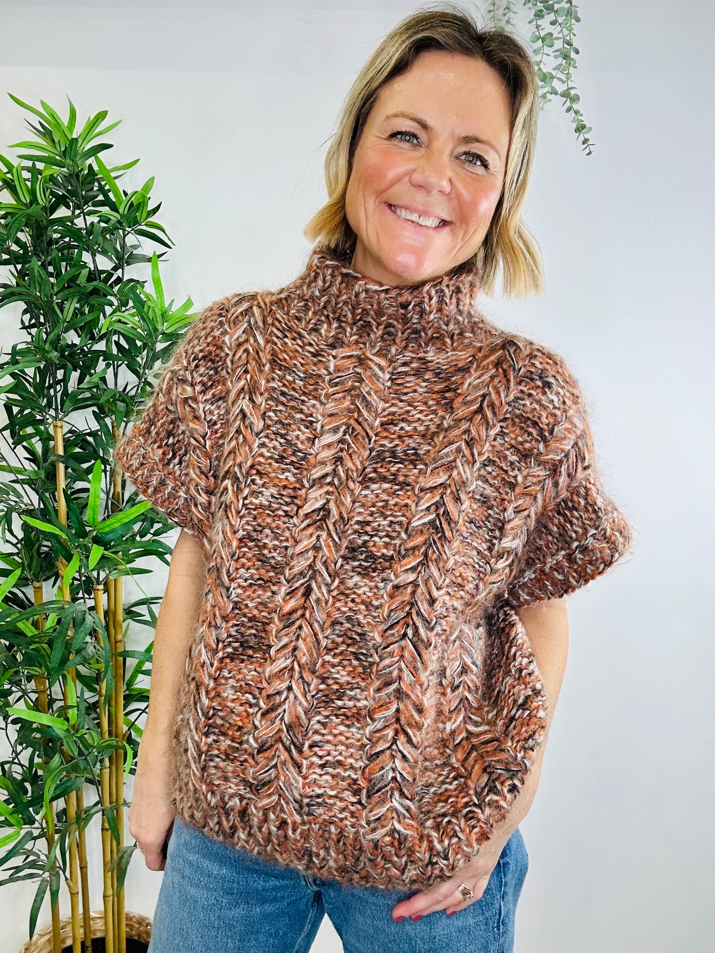 Knitted Short Sleeve Jumper - Size M