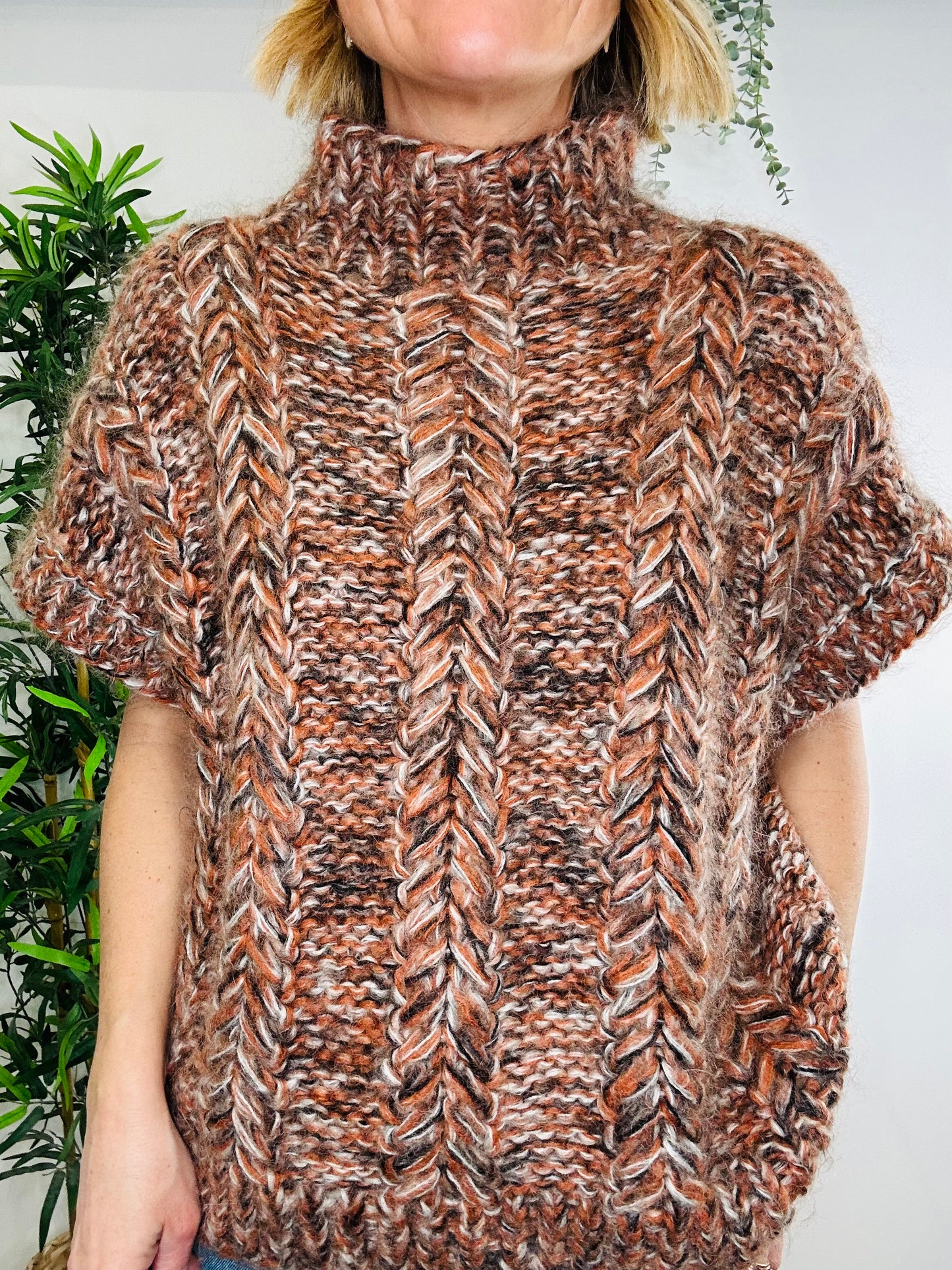 Knitted Short Sleeve Jumper - Size M