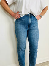 Load image into Gallery viewer, Jules Straight Leg Jeans - Size 26
