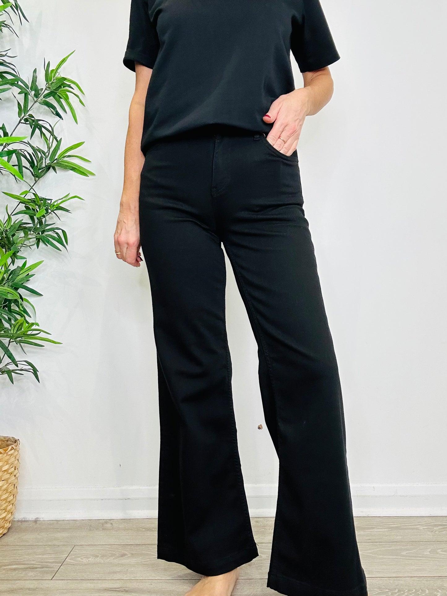 Dara Deluxe Jeans - Size 25