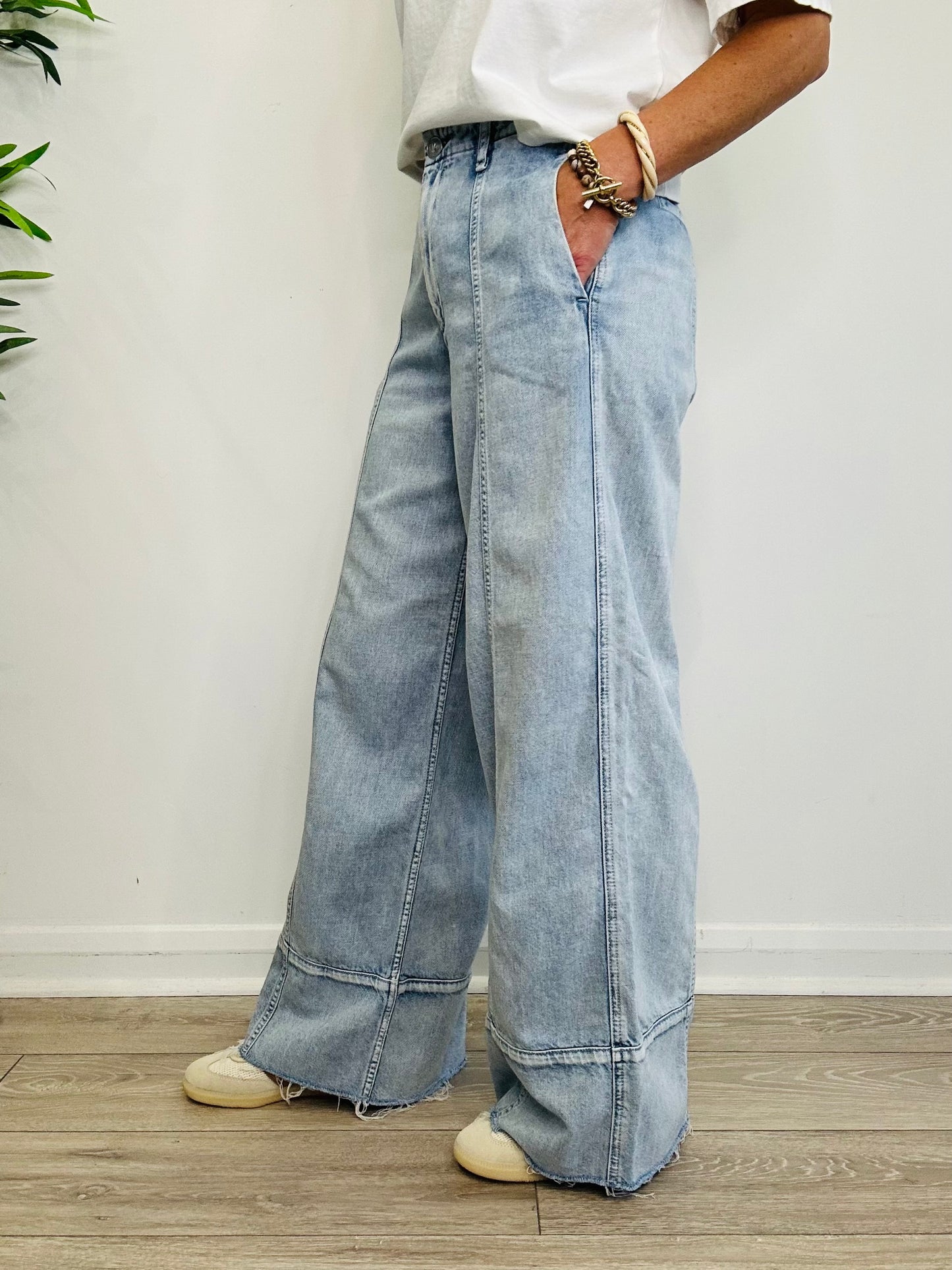 Wide Leg Jeans - Size 25