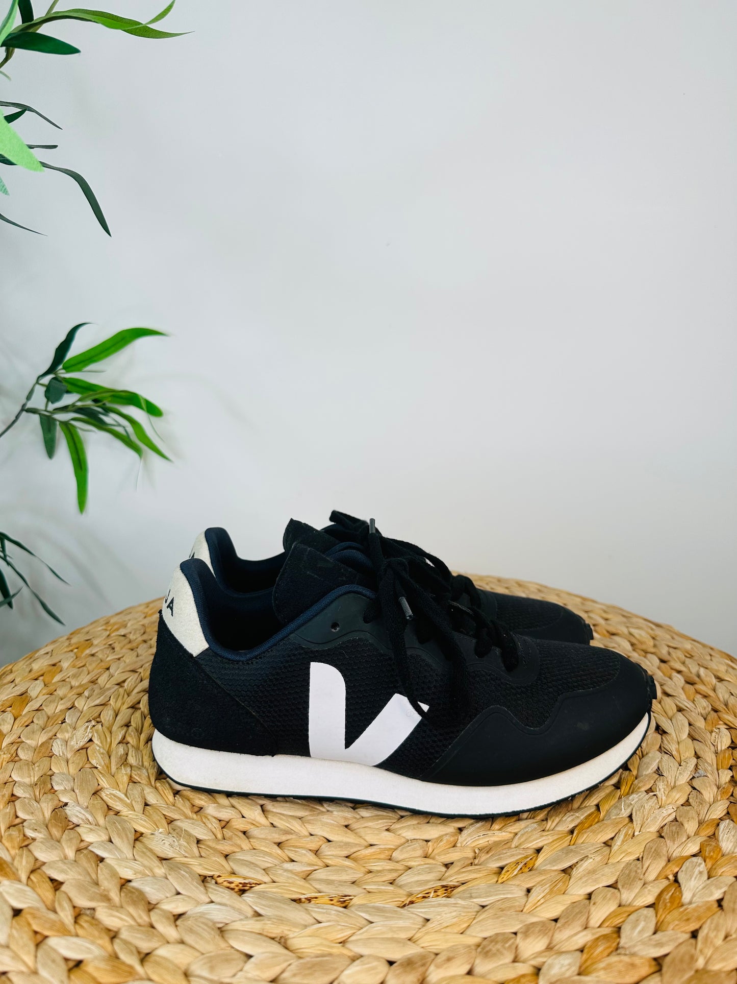 Mesh Trainers - Size 40