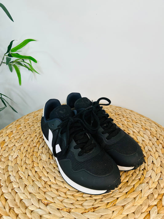 Mesh Trainers - Size 40
