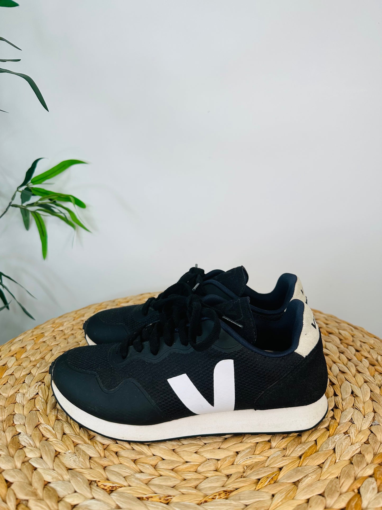 Mesh Trainers - Size 40
