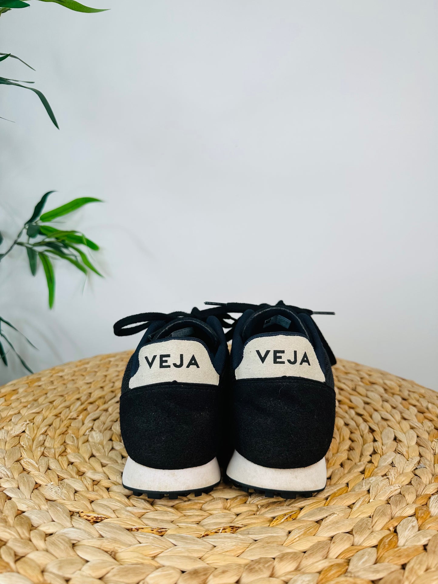 Mesh Trainers - Size 40