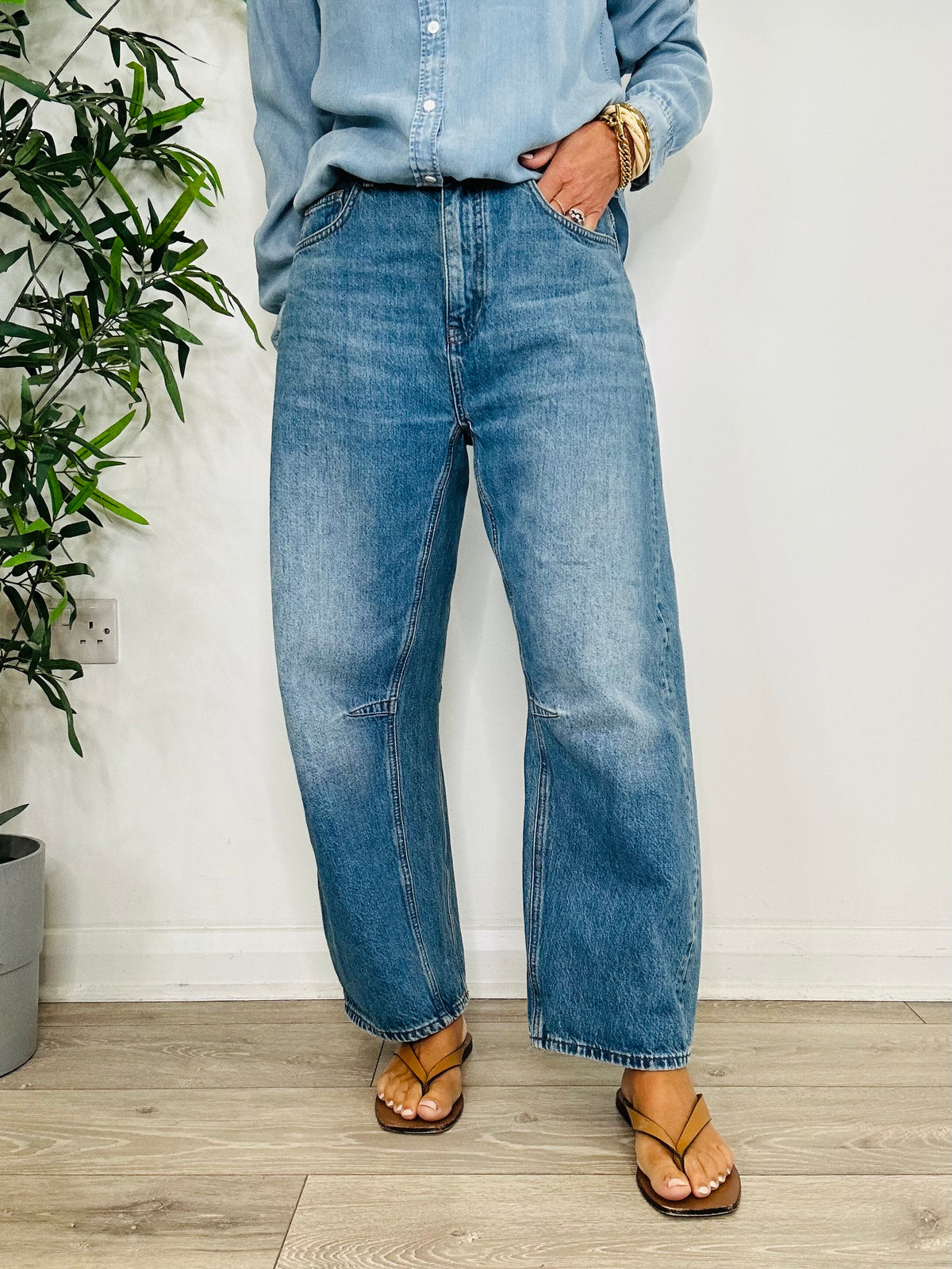 Barrel Leg Jeans - Size 28