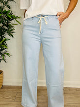 Load image into Gallery viewer, Carly Wide Leg Jeans - Size 25
