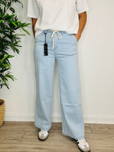 Load image into Gallery viewer, Carly Wide Leg Jeans - Size 25
