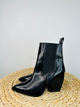 Load image into Gallery viewer, Leather Boots - Size 40
