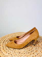 Load image into Gallery viewer, Suede Heels - Size 41
