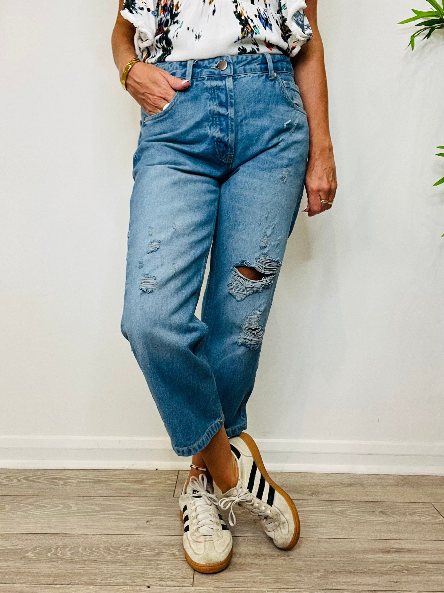 Distressed Dad Baggy Jeans - Size 28