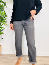 Load image into Gallery viewer, Straight Leg Jeans - Size 27
