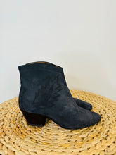 Load image into Gallery viewer, Suede Dacken Boots - Size 38
