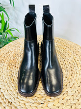 Load image into Gallery viewer, Chelsea Boots - Size 38
