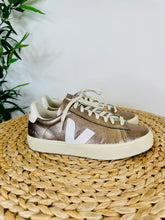 Load image into Gallery viewer, Metallic Leather Trainers - Size 39
