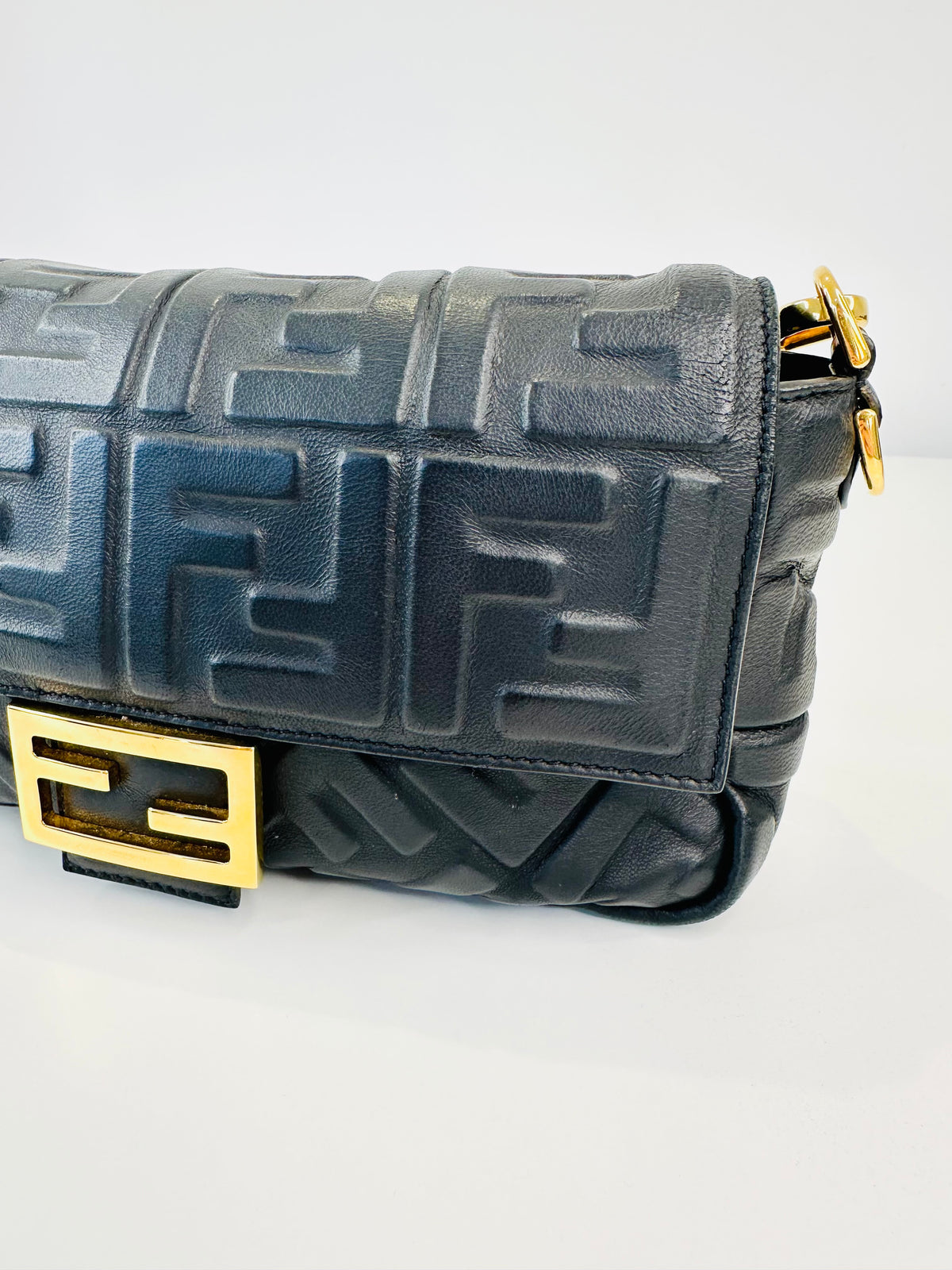Medium Leather Baguette Shoulder Bag