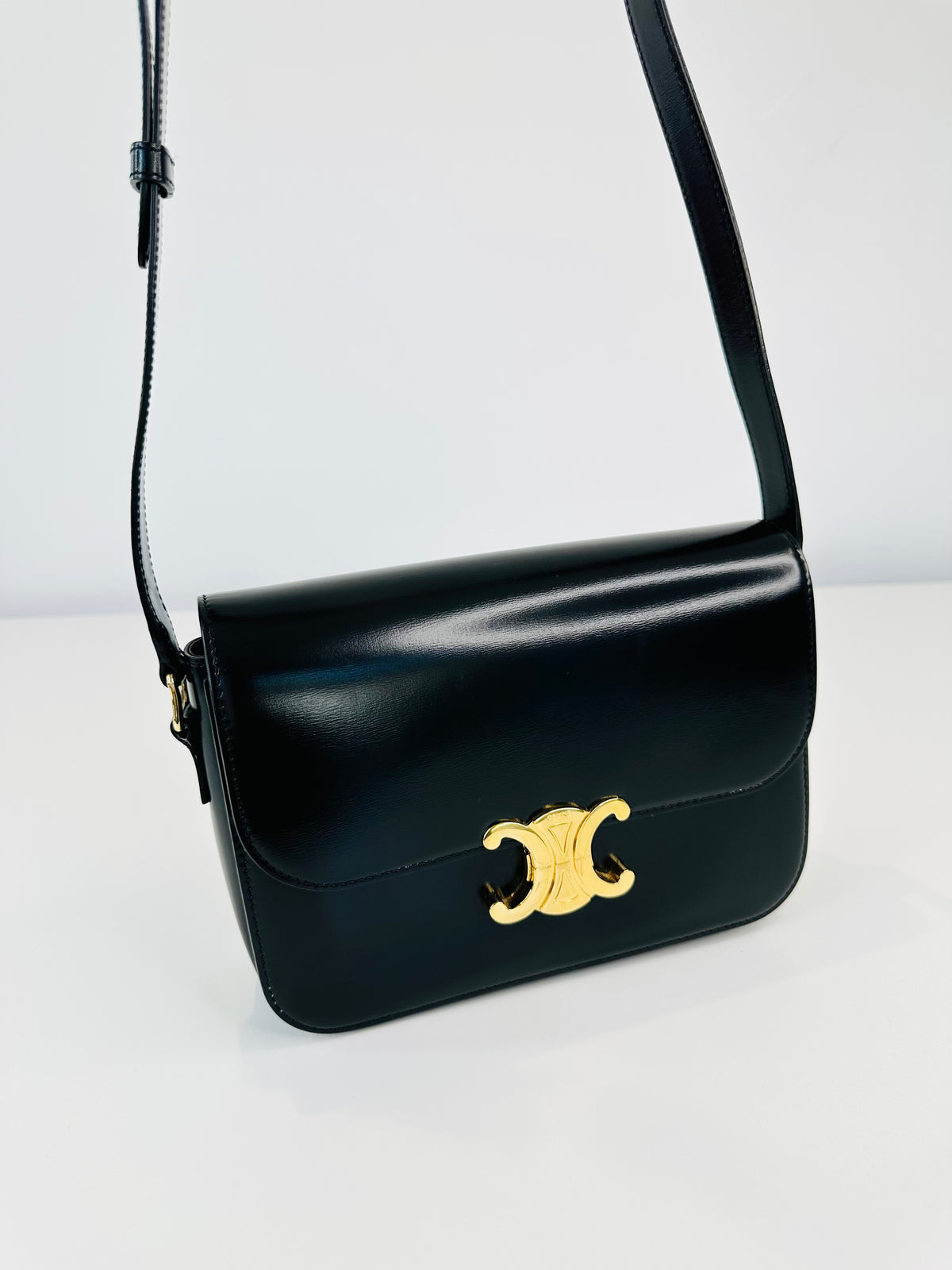 Medium Classique Triomphe Bag