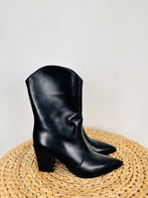 Load image into Gallery viewer, Leather Denver Boots - Size 40.5
