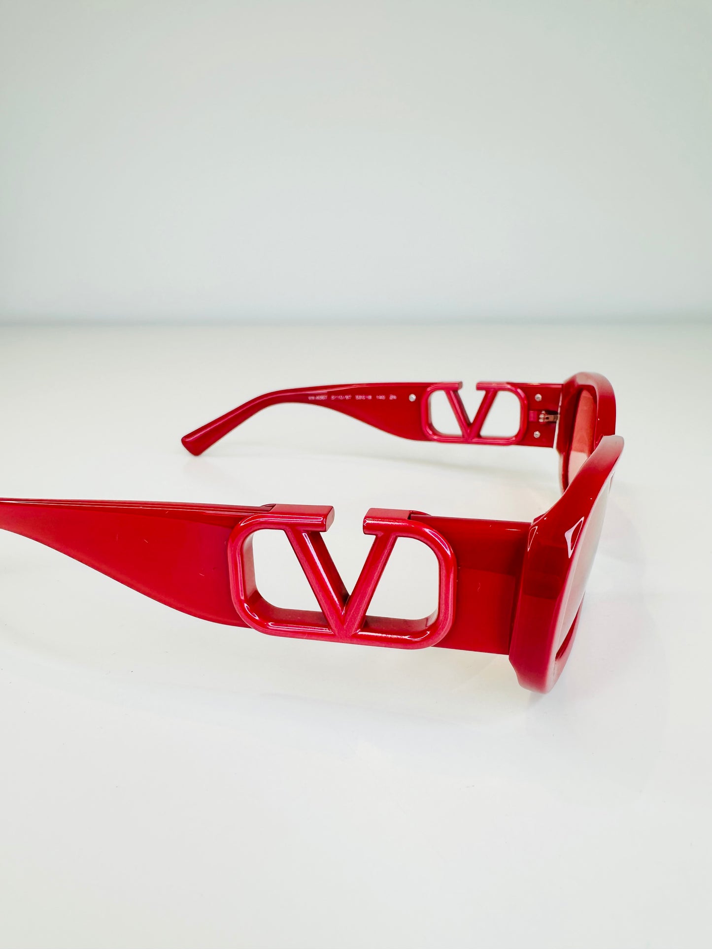 V-logo Sunglasses