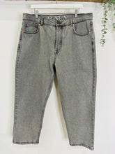 Load image into Gallery viewer, Carrot Jeans - Size 34
