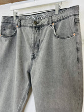 Load image into Gallery viewer, Carrot Jeans - Size 34
