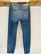Load image into Gallery viewer, Roxanne Ankle Jeans - Size 29
