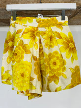 Load image into Gallery viewer, Sonny Linen Shorts - Size 4
