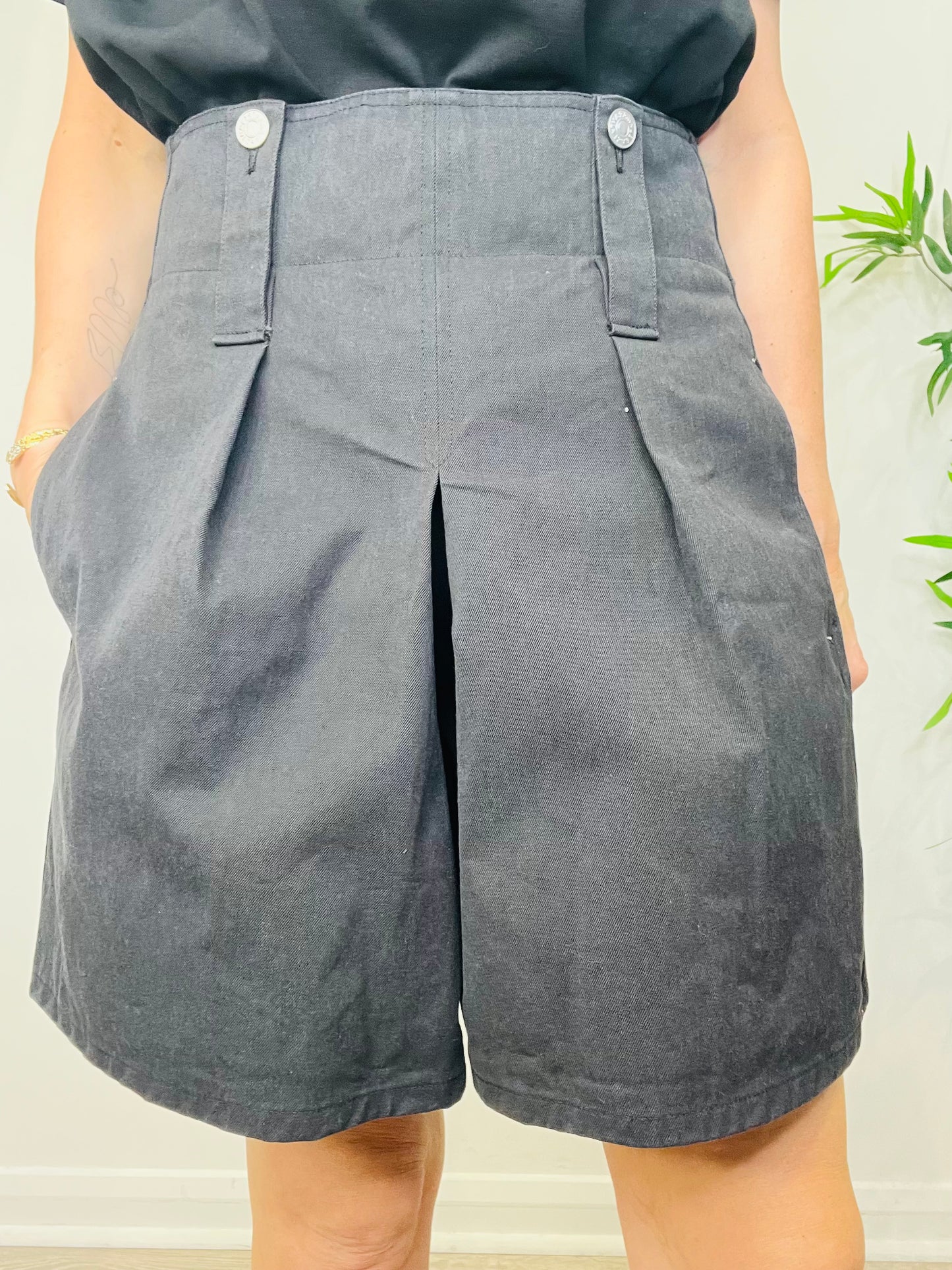 Dicochia Shorts - Size 40