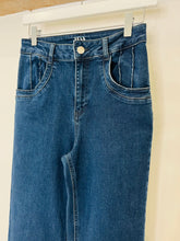 Load image into Gallery viewer, Flared Jeans - Size 25
