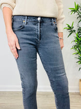 Load image into Gallery viewer, Emerson Jeans - Size 28
