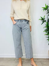 Load image into Gallery viewer, Dad Baggy Jeans - Size 28
