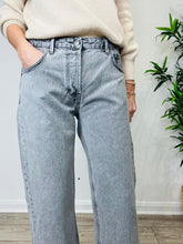 Load image into Gallery viewer, Dad Baggy Jeans - Size 28
