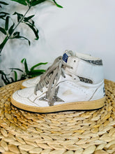 Load image into Gallery viewer, Sky Star Hi Tops - Size 37
