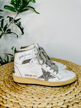 Load image into Gallery viewer, Sky Star Hi Tops - Size 37
